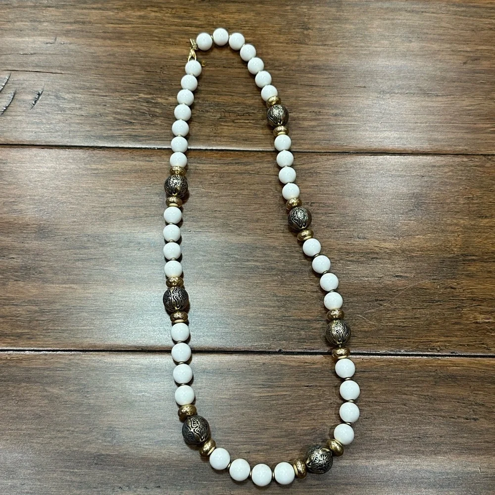 Vintage Timeless White and Gold Necklace with Classic Beads